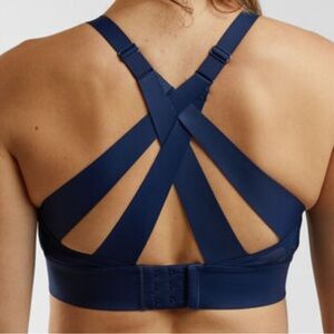 New Brooks Interlaced Sports Bra size 38 C/D in Black